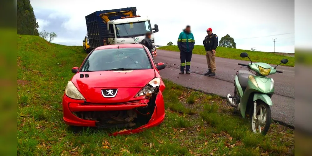 Parte da frente do Peugeot ficou danificada após a colisão