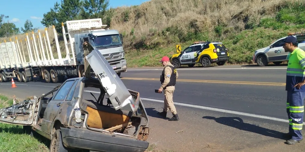 O condutor perdeu o controle do carro e sofreu um sinistro do tipo capotamento