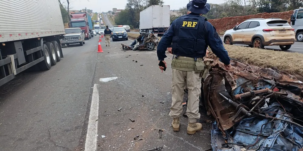 Colisão deixou carro partido ao meio, com vítimas gravemente feridas.