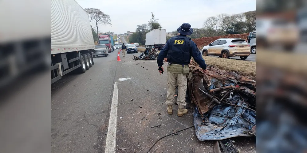 Colisão deixou carro partido ao meio, com vítimas gravemente feridas.