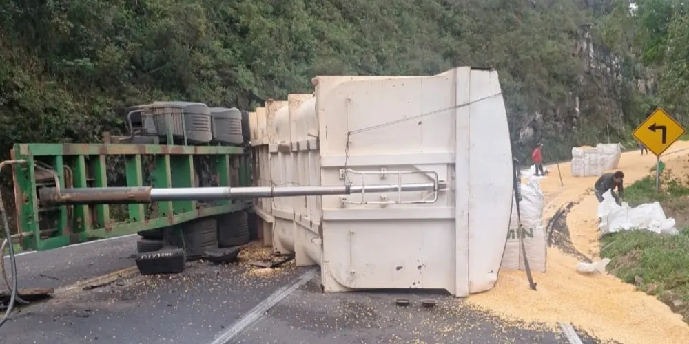 O condutor do veículo, um homem de 27 anos, saiu do acidente sem ferimentos