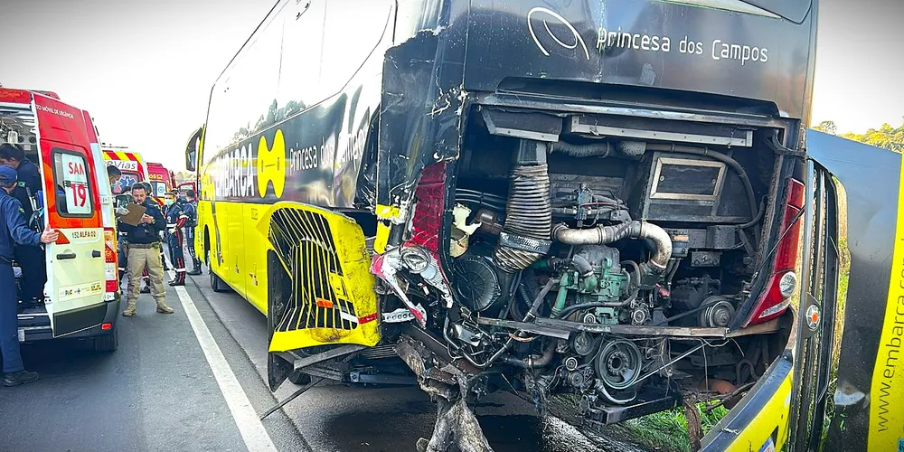 Parte traseira do ônibus ficou destruída com a colisão