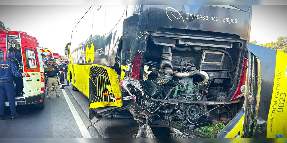 Parte traseira do ônibus ficou destruída com a colisão