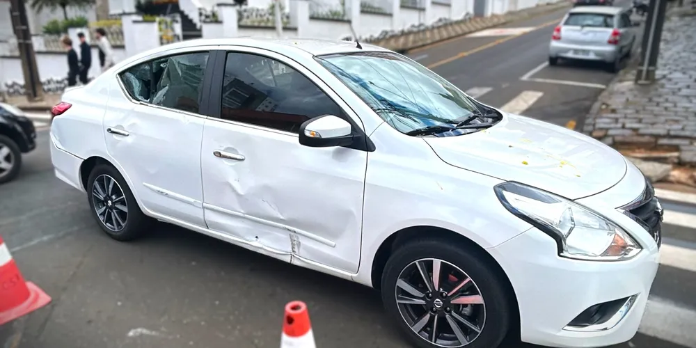 Carro modelo Nissan Versa se envolveu no acidente
