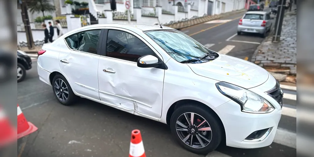 Carro modelo Nissan Versa se envolveu no acidente