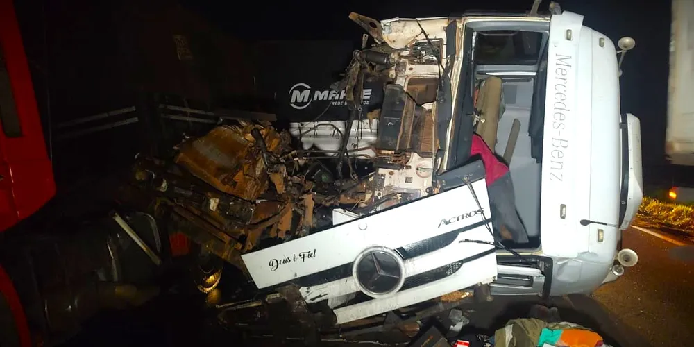Cabine do caminhão ficou completamente destruída