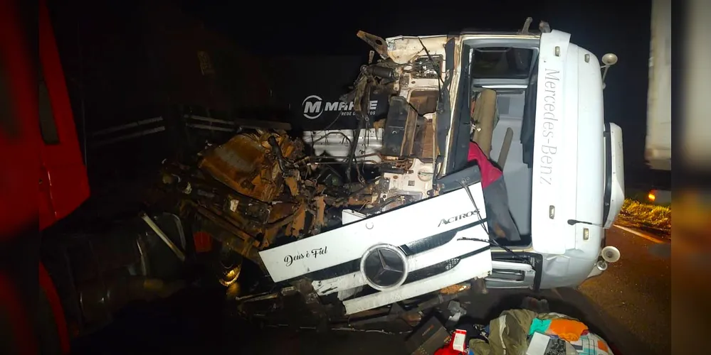 Cabine do caminhão ficou completamente destruída