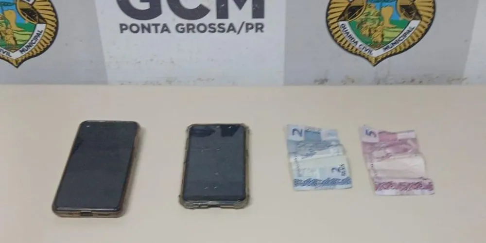 Celulares, dinheiro e drogas foram apreendidos
