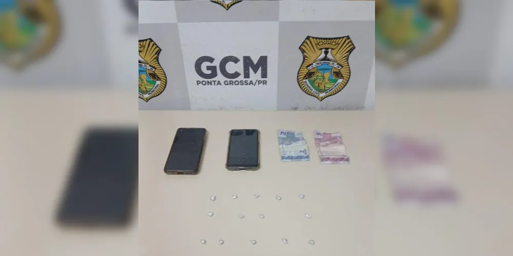 Celulares, dinheiro e drogas foram apreendidos