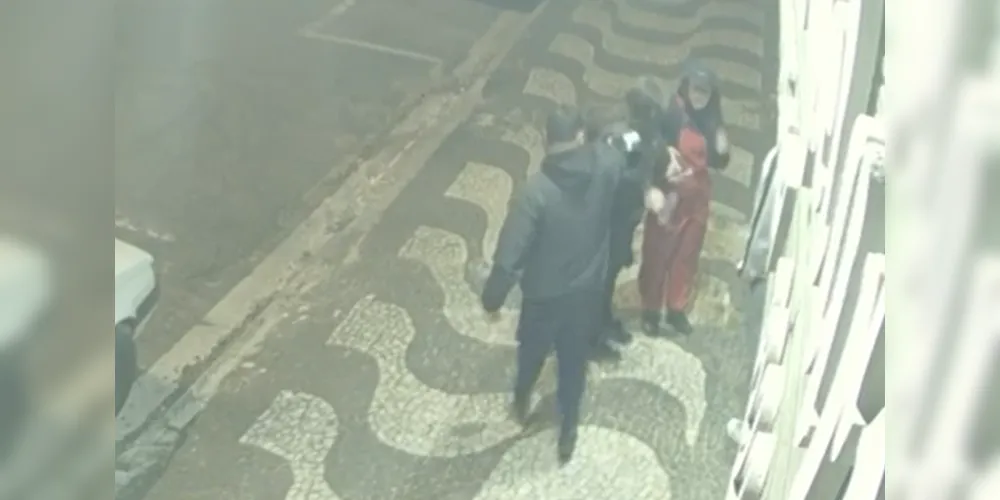 Homem agrediu vítima com capacete de moto em frente à casa noturna.