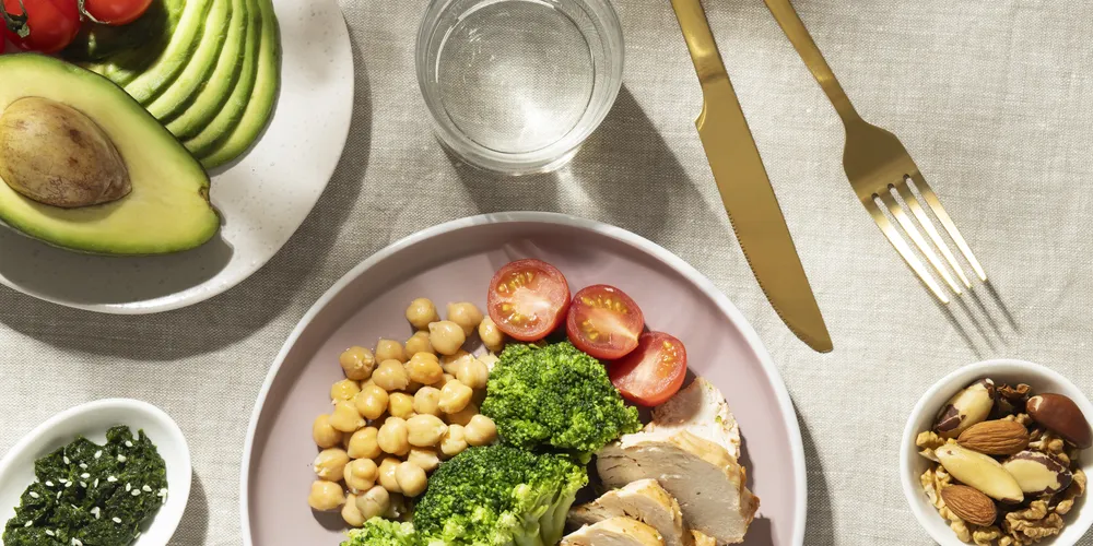 Profissional explica que planejar refeições completas e lanches rápidos ajuda a manter o equilíbrio ao longo do dia