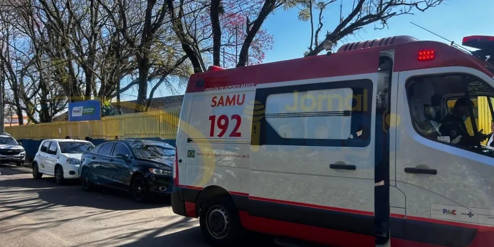 A equipe do SAMU esteve no colégio e prestou os primeiros atendimentos à vítima