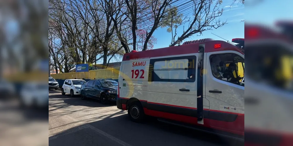 A equipe do SAMU esteve no colégio e prestou os primeiros atendimentos à vítima