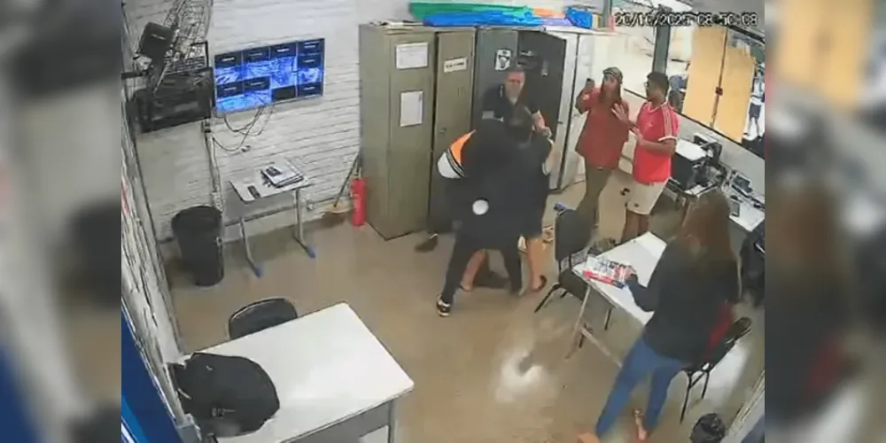 A filha do agressor interrompeu cena de violência tentando dar um mata-leão no pai