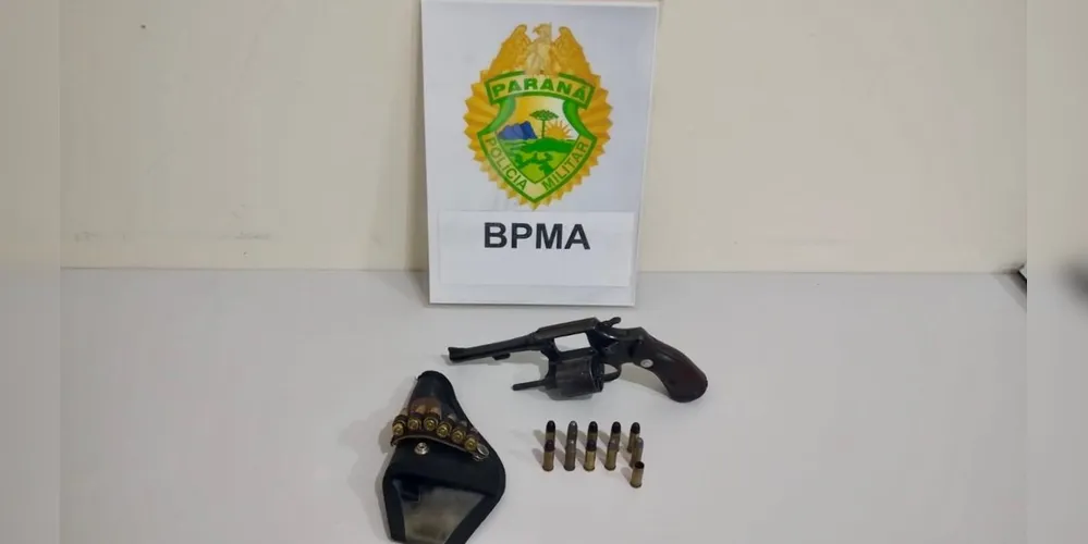 A arma foi aprendida e o suspeito encaminhado para a delegacia