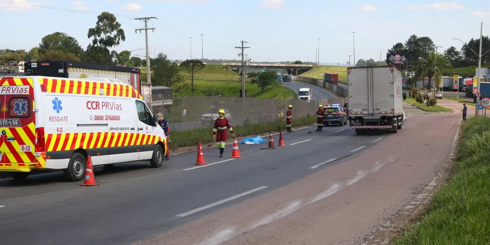 Equipes de atendimento estão removendo o corpo da via