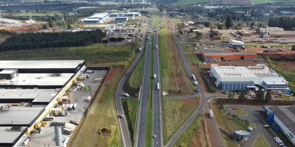 Vista aérea da BR-376, em Ponta Grossa