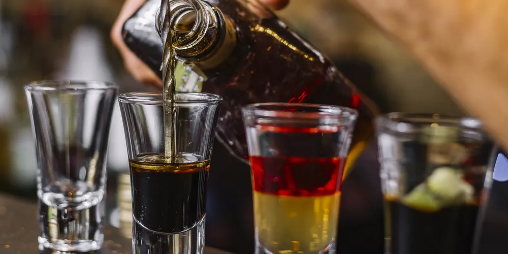 Para evitar riscos, o professor reforça a importância de verificar a procedência das bebidas