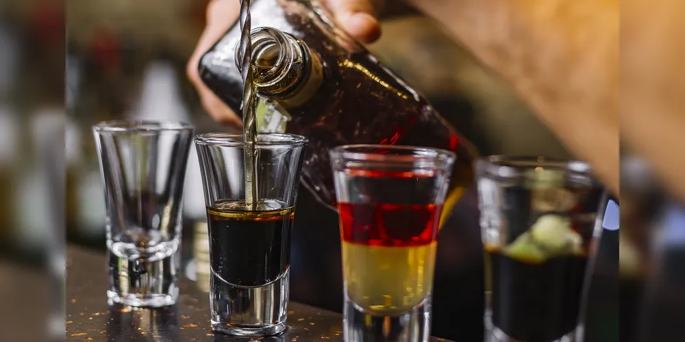 Para evitar riscos, o professor reforça a importância de verificar a procedência das bebidas