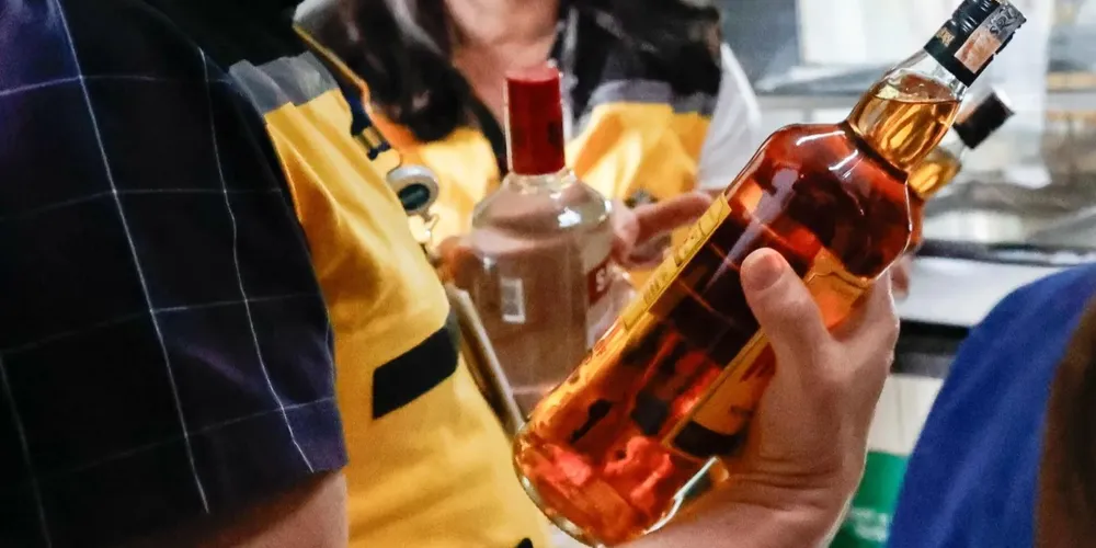Bebida fiscalizada em comércio suspeito