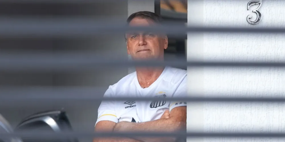 Ex-presidente em registro pensativo