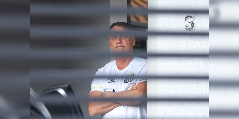 Ex-presidente em registro pensativo