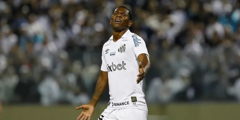 Angulo jogou no Santos entre 2022  2023