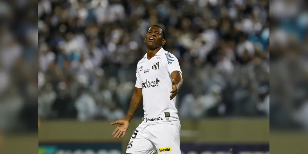 Angulo jogou no Santos entre 2022  2023