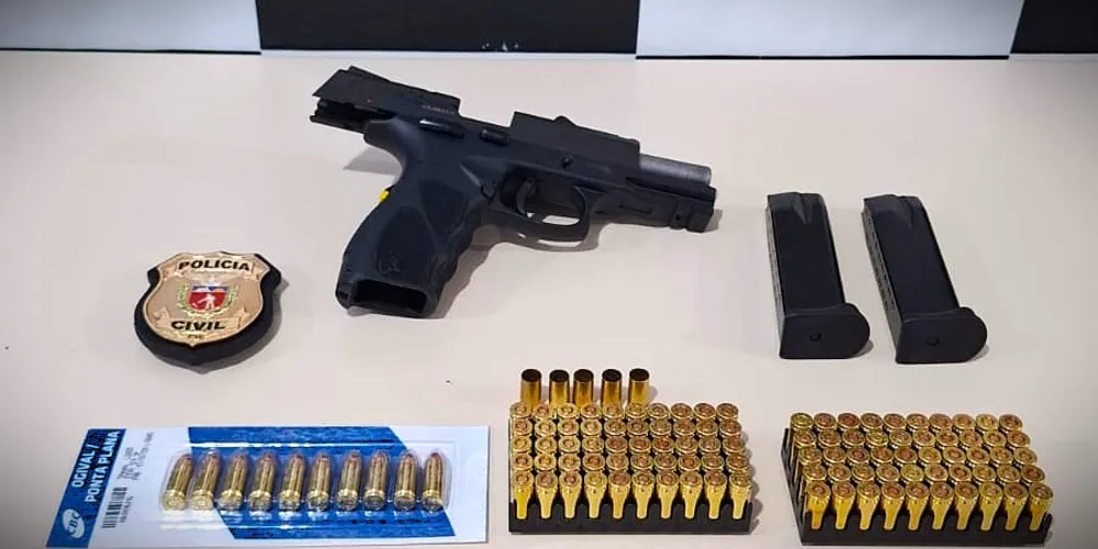 Pistola 9mm foi apreendida pelas autoridades competentes