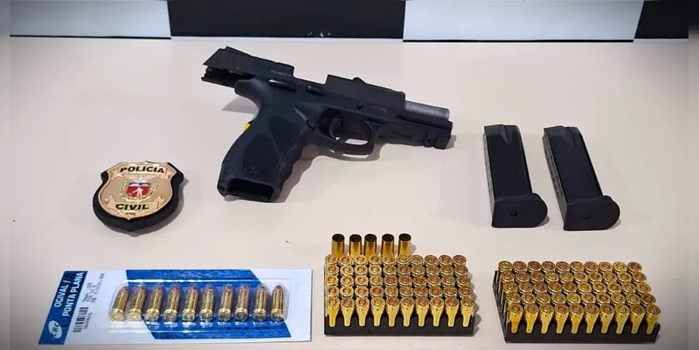 Pistola 9mm foi apreendida pelas autoridades competentes