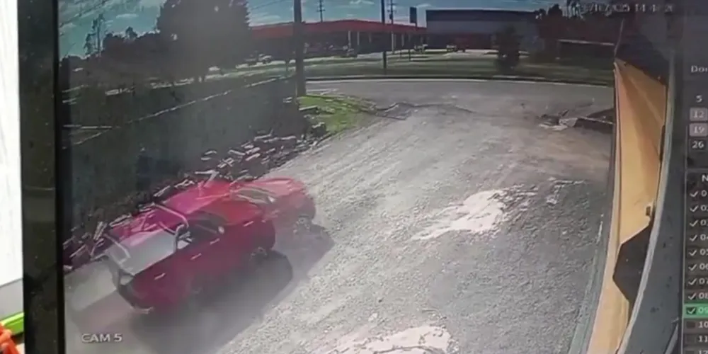 O veículo sofreu danos materiais