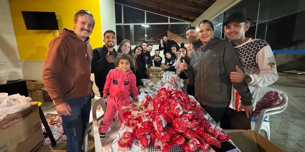 Ação social no Dia das Crianças é organizada por equipe que tem 260 motoboys em Castro