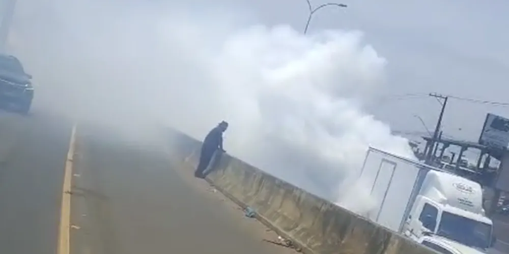 Avenida ficou coberta de fumaça em trecho que caminhão falhou por volta de 12h20 desta quinta (16)