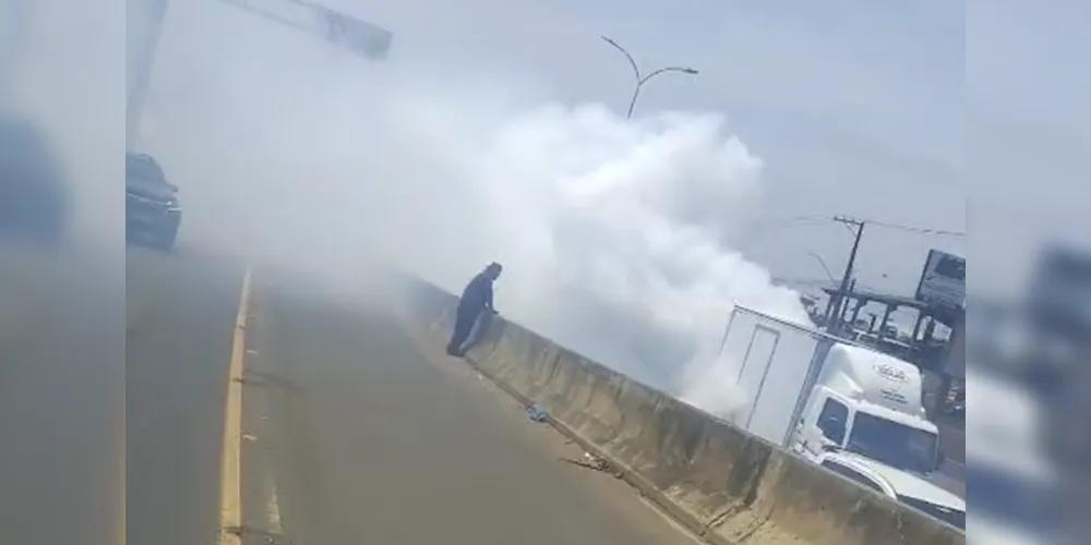 Avenida ficou coberta de fumaça em trecho que caminhão falhou por volta de 12h20 desta quinta (16)