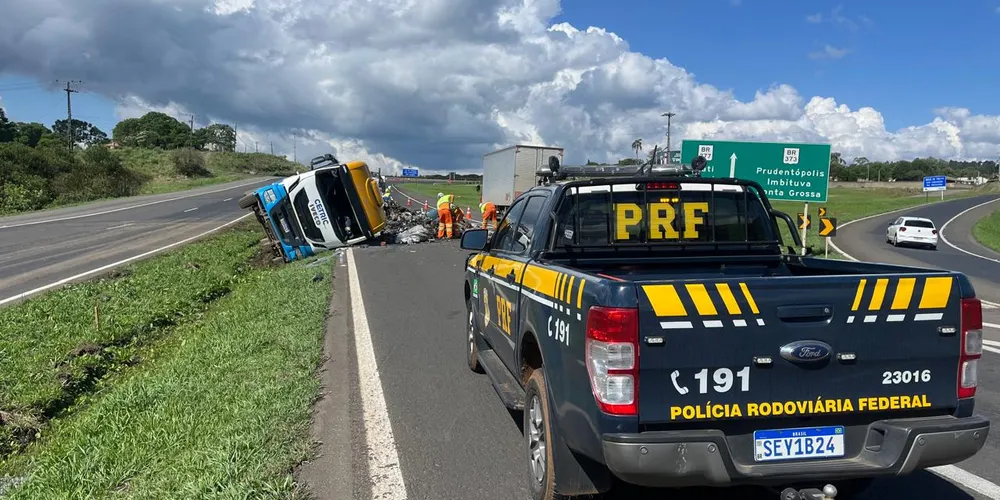 O condutor do caminhão teve lesões e foi encaminhado para atendimento médico