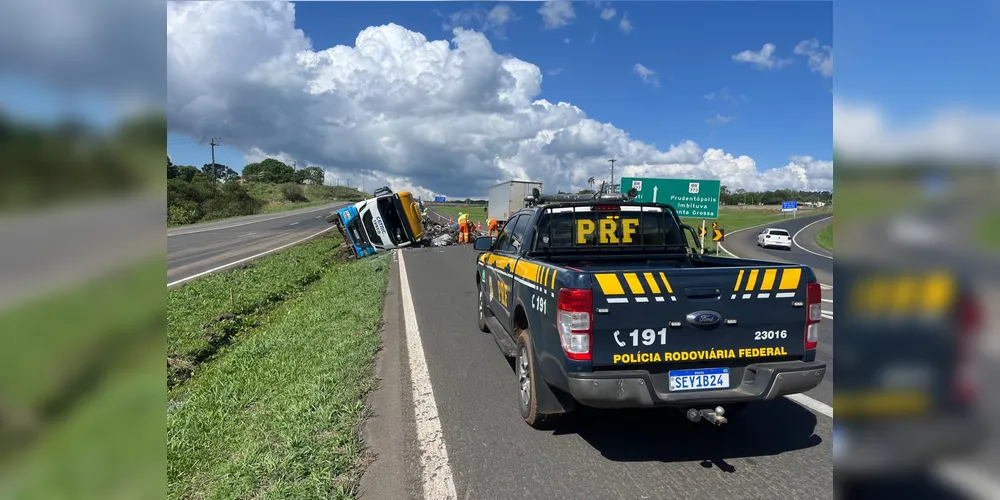 O condutor do caminhão teve lesões e foi encaminhado para atendimento médico