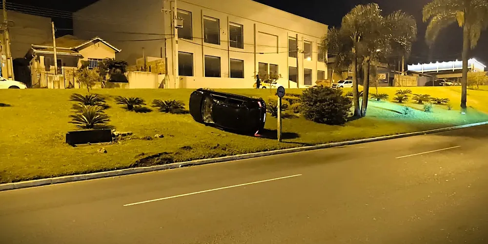 Veículo Chevrolet Gol parou no canteiro central da via