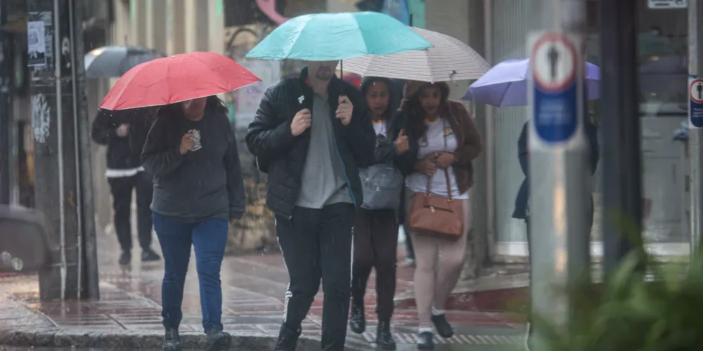 O fim de semana quente antecede a aproximação de uma frente fria