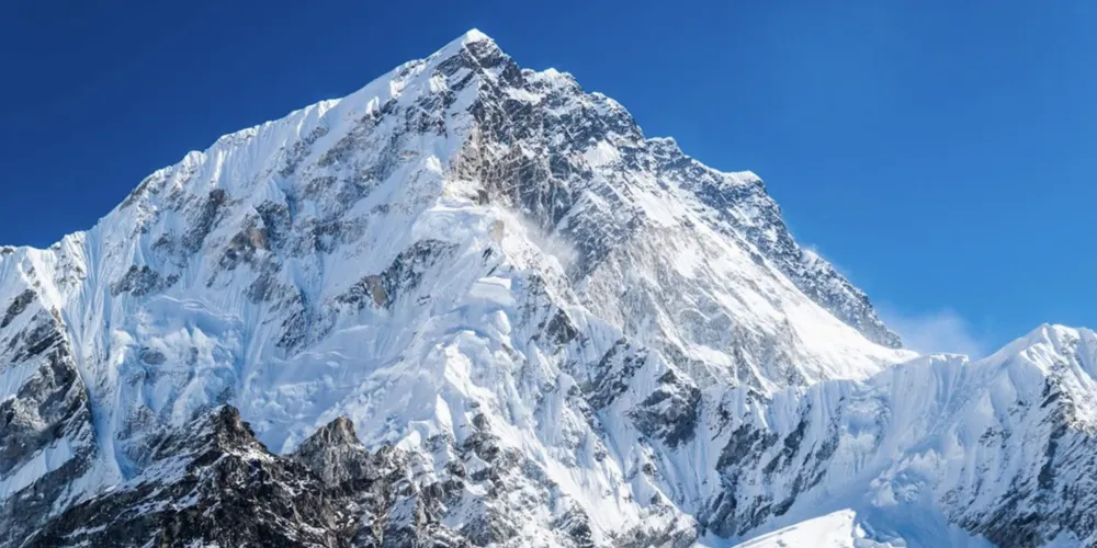 Centenas de moradores e equipes de resgate foram mobilizados para auxiliar na remoção de neve da área afetada