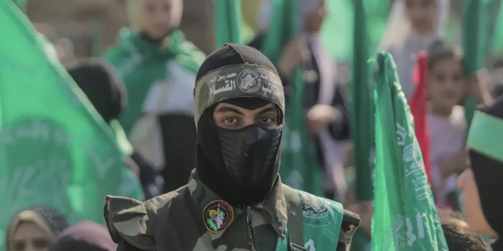 O pacto prevê o fim da guerra em Gaza, a retirada das tropas israelenses, a entrada de ajuda humanitária e a troca de prisioneiros