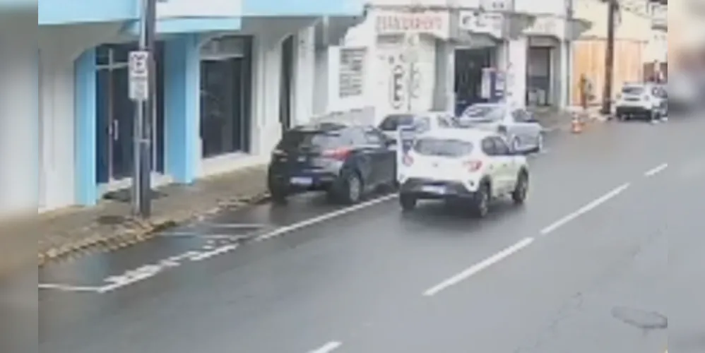 Carro estaciona na rua para pegar relógio caído no chão