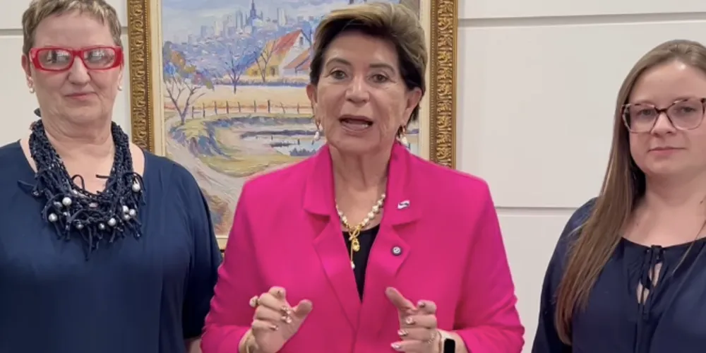 Liliam Brandalise, presidente da Fundação Municipal de Saúde, a prefeita Elizabeth Schmidt (União), e Francielly de Souza, gerente do Núcleo de Educação Permanente