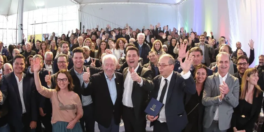 Autoridades do Paraná celebram apresentação de projeto arquitetônico.