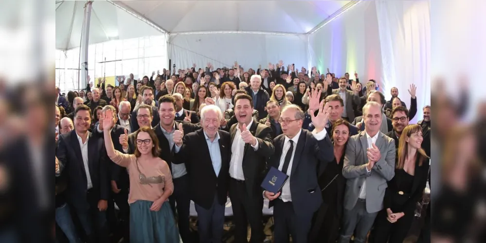 Autoridades do Paraná celebram apresentação de projeto arquitetônico.