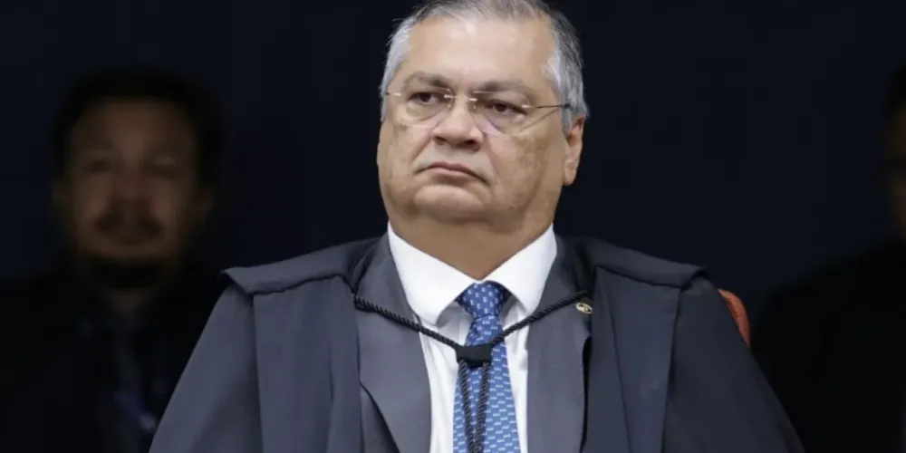 Ministro Flávio Dino vota a favor da condenação do ex-presidente Jair Bolsonaro.