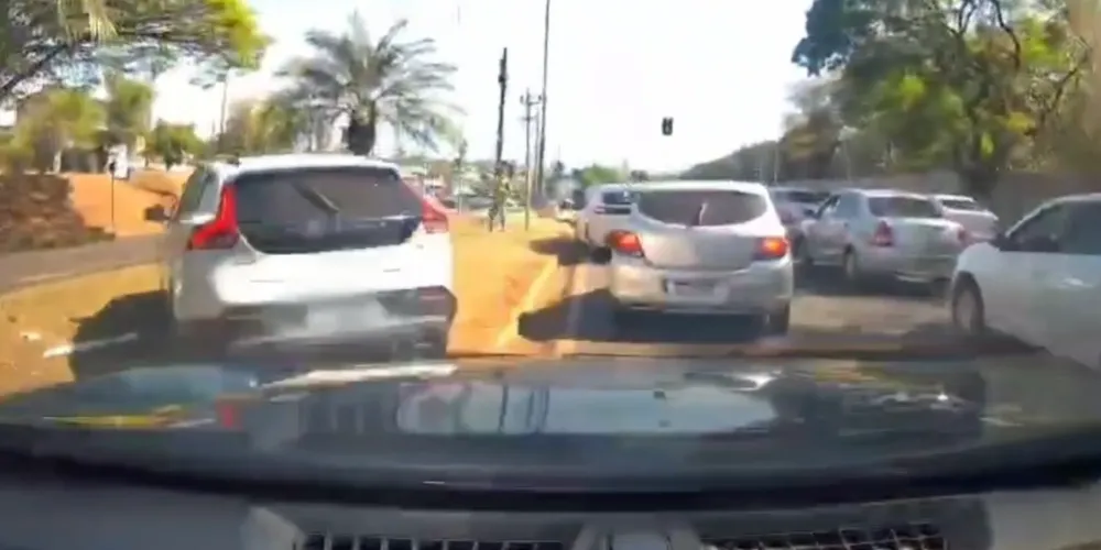 O condutor desobedeceu ordem da polícia e iniciou uma fuga em alta velocidade