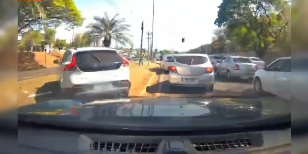 O condutor desobedeceu ordem da polícia e iniciou uma fuga em alta velocidade