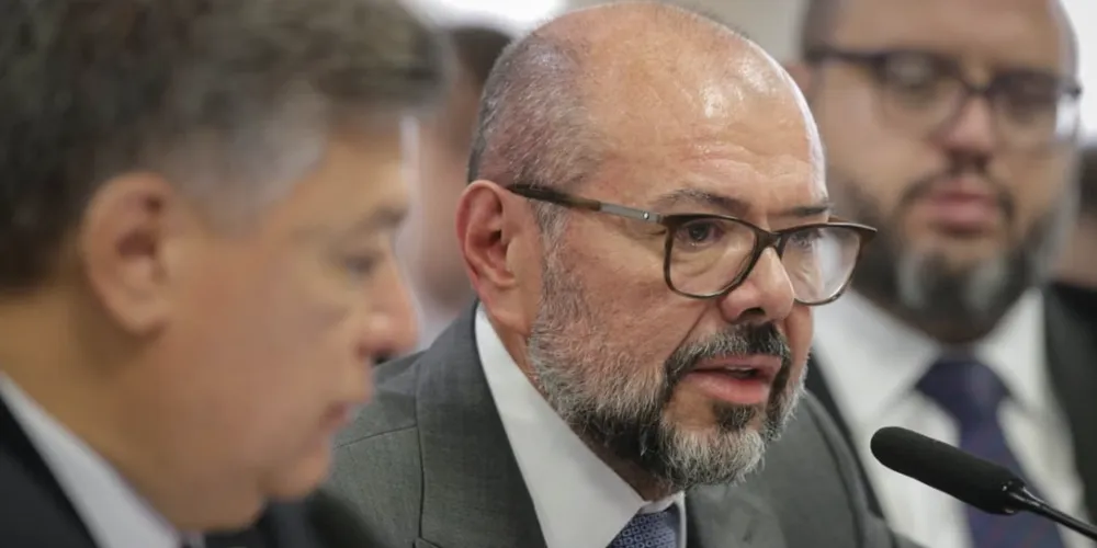 Documento do Ministério Público Federal (MPF) mostra que o ex-ministro da Previdência, José Carlos Oliveira, agora Ahmed Mohamad, foi informado sobre os descontos indevidos na folha de pagamento de aposentados e pensionistas em 2018