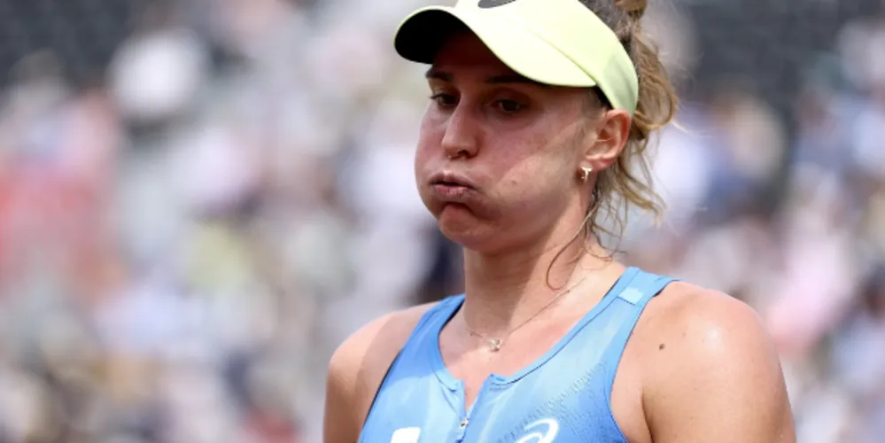 Bia Haddad lamentando derrota