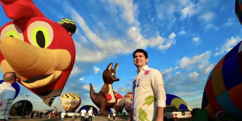 Alexandre Curi (PSD) posa com balões do Campeonato de Balonismo, na cidade de Castro